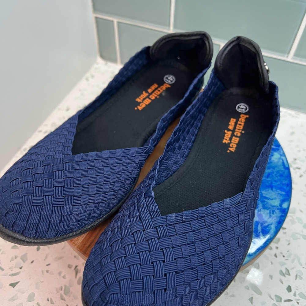 bernie mev. Navy Blue Black Flats NIB size 41 EU 10 US with dust bag